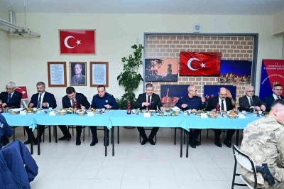 Vali Yılmaz, vatani g&ouml;revini yapan er ve erbaşlar ile iftar yaptı
