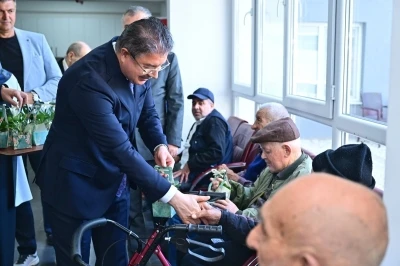 Vali Yılmaz, Yaşlı Bakım ve Rehabilitasyon Merkezi&rsquo;nde Babalar G&uuml;n&uuml; pastası kesti
