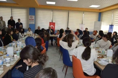 Vali Zorluoğlu, Dicle&rsquo;de gen&ccedil;lerle buluştu
