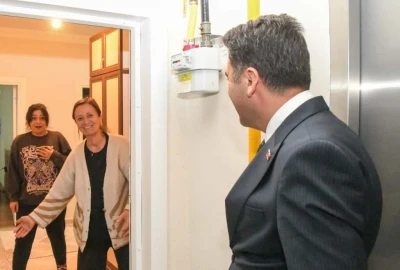 Valiyi sosyal medyadan davet etti, kapıda görünce büyük mutluluk yaşadı
