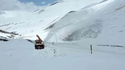 Van-Bah&ccedil;esaray yolu a&ccedil;ılıyor
