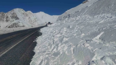Van-Bah&ccedil;esaray yolu ulaşıma a&ccedil;ıldı
