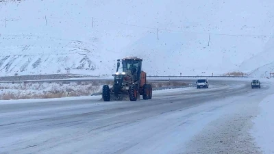 Van-Bah&ccedil;esaray yolu ulaşıma kapatıldı
