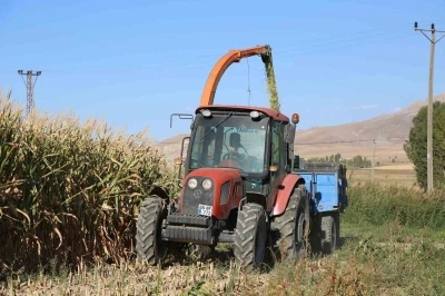 Van Büyükşehir Belediyesinden üreten çiftçiye makine desteği
