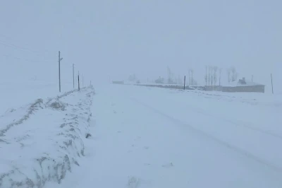 Van-&Ccedil;atak kara yolu yeniden ulaşıma kapatıldı
