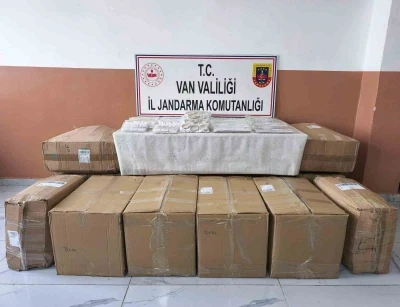 Van&rsquo;da 17 bin 160 adet ka&ccedil;ak bijuteri malzemesi ele ge&ccedil;irildi
