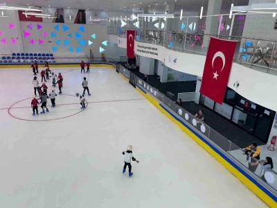 Van&rsquo;da 30 derece sıcaklıkta buz pateni keyfi
