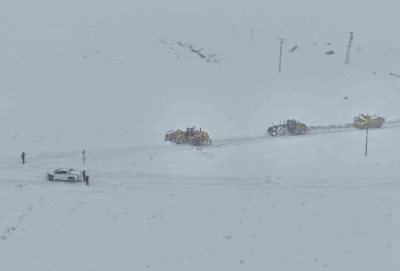 Van&rsquo;da 363 yerleşim yerinin yolu kapandı
