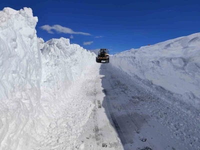 Van&rsquo;da 5 metreyi bulan karda yol a&ccedil;ma &ccedil;alışması
