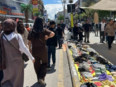 Van&rsquo;da bayram yoğunluğu: Caddeler doldu taştı
