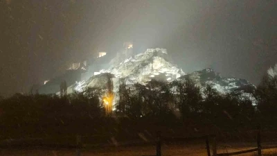 Van&rsquo;da beklenen kar geldi: Kent merkezi beyaza b&uuml;r&uuml;nd&uuml;
