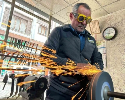 Van&rsquo;da bı&ccedil;ak bileme ustalarının yoğun bayram mesaisi
