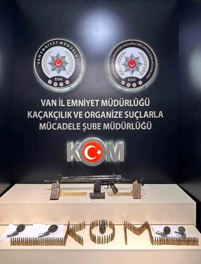 Van’da bir evde 5 el bombası ile 2 tüfek ele geçirildi
