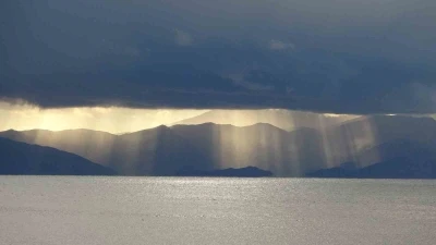 Van’da bulutların arasındaki ışık hüzmeleri mest etti
