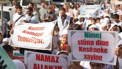 Van’da çocuklardan namaz temalı yürüyüş
