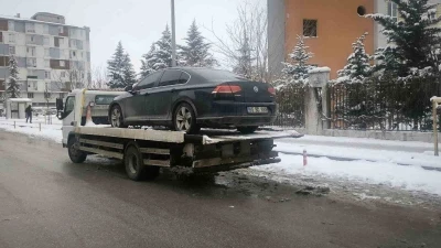Van&rsquo;da DEM Partili belediye başkanının resmi aracına haciz
