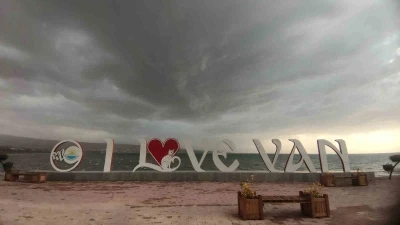 Van’da dolu ve sağanak etkili oldu: Van Gölü’nde dalgalar yükseldi
