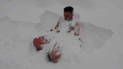 Van&rsquo;da eksi 8 derecede kar banyosu yaptı
