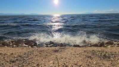 Van&rsquo;da etkili olan r&uuml;zgar Van G&ouml;l&uuml;&rsquo;n&uuml; coşturdu, dalgalar sahili tokatladı
