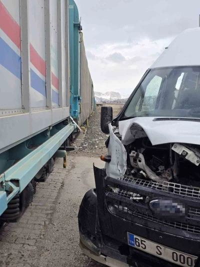 Van&rsquo;da faciadan d&ouml;n&uuml;ld&uuml;: Tren ile okul servisi &ccedil;arpıştı
