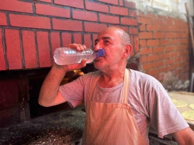 Van&rsquo;da fırıncılar 300 derece sıcaklıkla m&uuml;cadele ediyor
