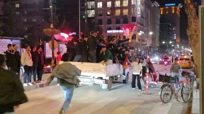 Van&rsquo;da Galatasaray&rsquo;ın şampiyonluğu coşkuyla kutlandı
