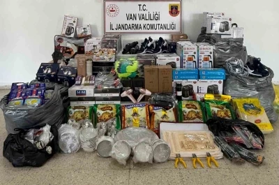 Van&rsquo;da g&uuml;mr&uuml;k ka&ccedil;ağı malzeme ele ge&ccedil;irildi
