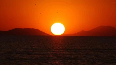 Van’da gün batımı ve ayın doğuşu mest etti
