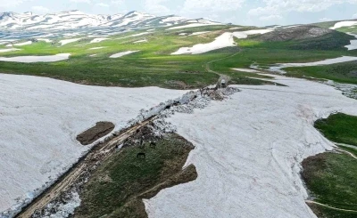 Van&rsquo;da haziranda 3 metreyi bulan karda yol a&ccedil;ma &ccedil;alışması
