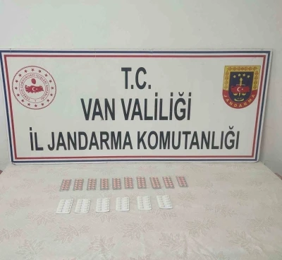 Van’da İran uyruklu şahsın üzerinden 160 adet uyuşturucu hap ele geçirildi
