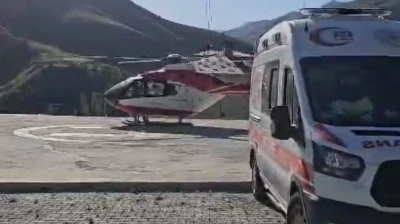Van&rsquo;da kalp krizi ge&ccedil;iren hasta helikopter ambulansla hastaneye sevk edildi
