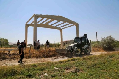 Van’da kamu alanlarını işgal eden yapıları kaldırıyor
