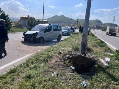 Van&rsquo;da kamyonet aydınlatma direğine &ccedil;arptı: 4 yaralı

