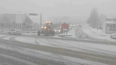Van&rsquo;da kar yağışı trafiği olumsuz etkiledi: Maddi hasarlı kazalar meydana geldi
