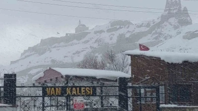 Van&rsquo;da kardan dolayı kapanan 390 yoldan 230&rsquo;u a&ccedil;ıldı
