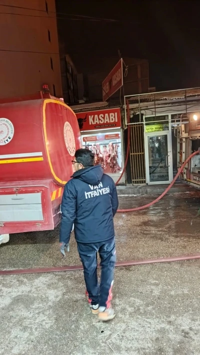 Van&rsquo;da korkutan yangın: 5 iş yeri zarar g&ouml;rd&uuml;
