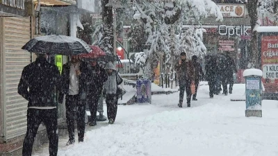 Van&rsquo;da Mart s&uuml;rprizi: Bahar beklerken kar kapıya dayandı
