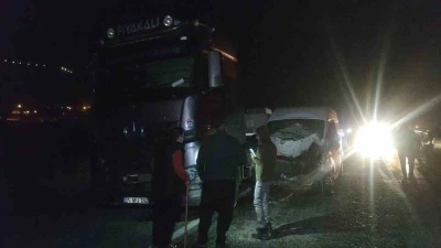 Van’da minibüs ve otomobil ineğe çarptı: Kazada 2 kişi yaralandı, inek telef oldu
