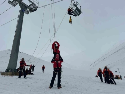 Van&rsquo;da nefes kesen &ccedil;ığ tatbikatı ger&ccedil;eği aratmadı
