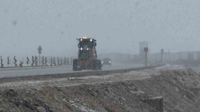 Van&rsquo;da nisan karı: 93 yerleşim yerinin yolu kapandı, İzmir u&ccedil;ağı inemedi
