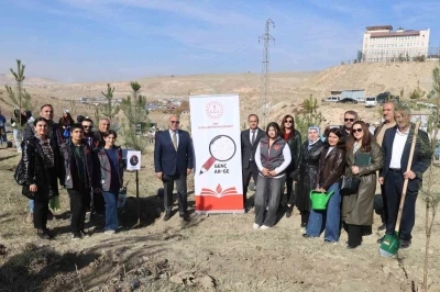 Van’da öğrenciler &quot;Yeşil Vatan&quot; için fidan dikti
