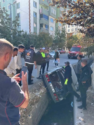 Van’da otomobil su kanalına düştü: 1 yaralı
