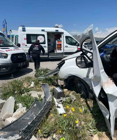 Van&rsquo;da otomobiller &ccedil;arpıştı: 4 &ouml;l&uuml;, 2 yaralı
