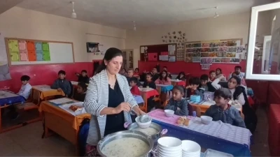 Van’da &quot;Çorba Günü&quot; etkinliği: Veliler pişiriyor, öğrenciler tadıyor
