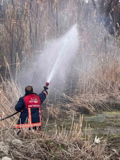 Van&rsquo;da sazlık alanda yangın
