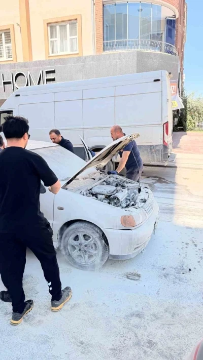 Van&rsquo;da seyir halindeki otomobilin motoru yandı
