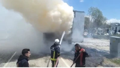 Van&rsquo;da seyir halindeki tırın dorsesi yandı
