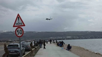 Van&rsquo;da sıcak havayı fırsat bilen vatandaşlar sahile akın etti

