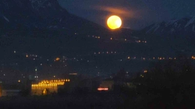 Van&rsquo;da tarih ve dolunay manzarası mest etti
