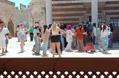 Van’da tarihi camiye uygunsuz kıyafetlerle girilmesi tepki topladı
